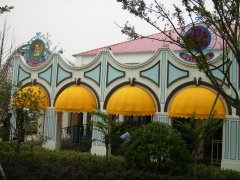 伸縮式遮陽雨棚（péng）訂（dìng）製生產（chǎn）廠家哪（nǎ）個好？有什麽（me）優